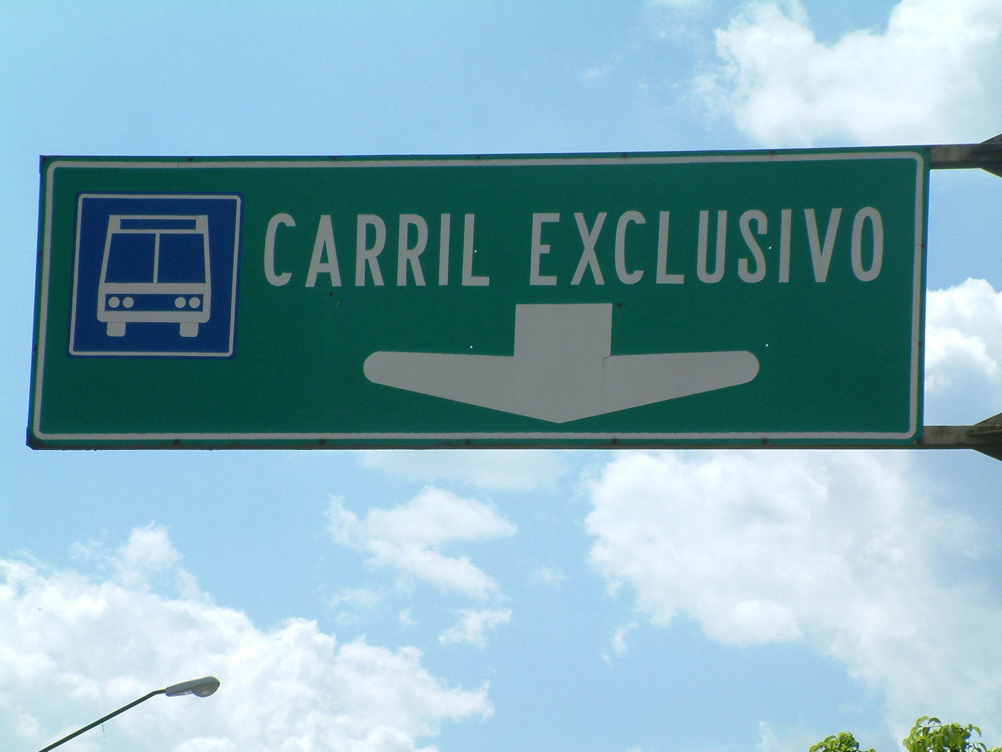 Fig. 23.26 Signage is a basic mechanism to designate an exclusive busway. This example is from León, Mexico.