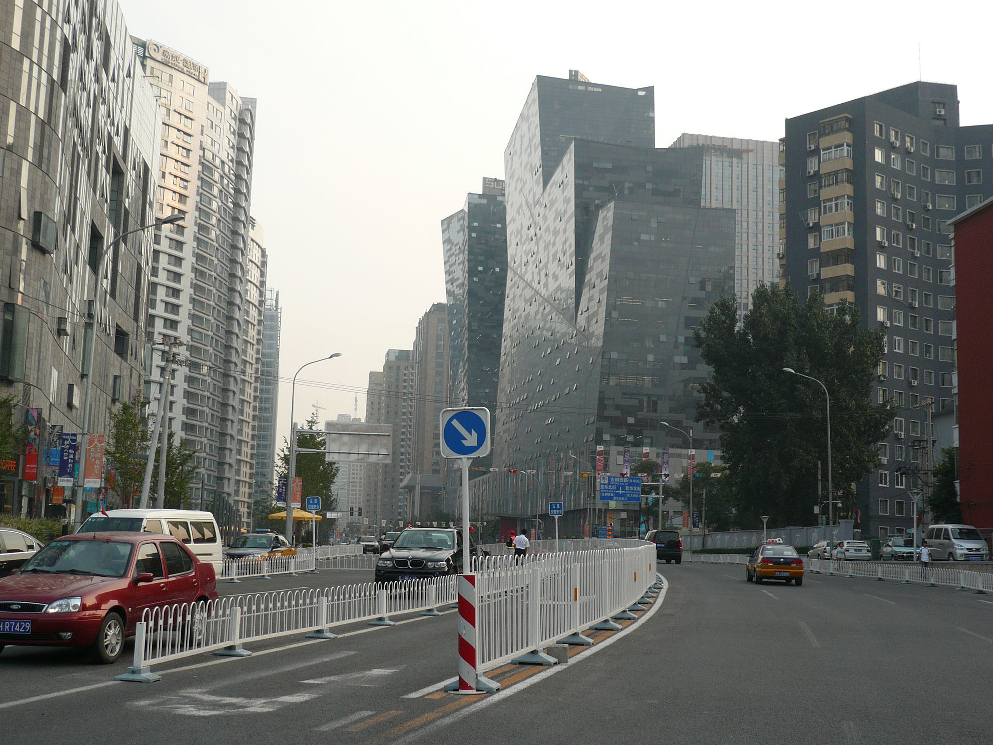 Fig. 23.19 In Beijing, metal fencing is utilized at the separator.