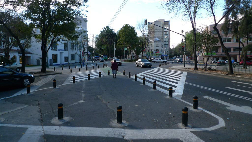 Fig. 29.6 A redesigned intersection in Mexico City. The medians were extended into the intersection to reduce turning speeds and provide more pedestrian refuge areas, and crosswalks were brought into line with actual observed pedestrian movement.