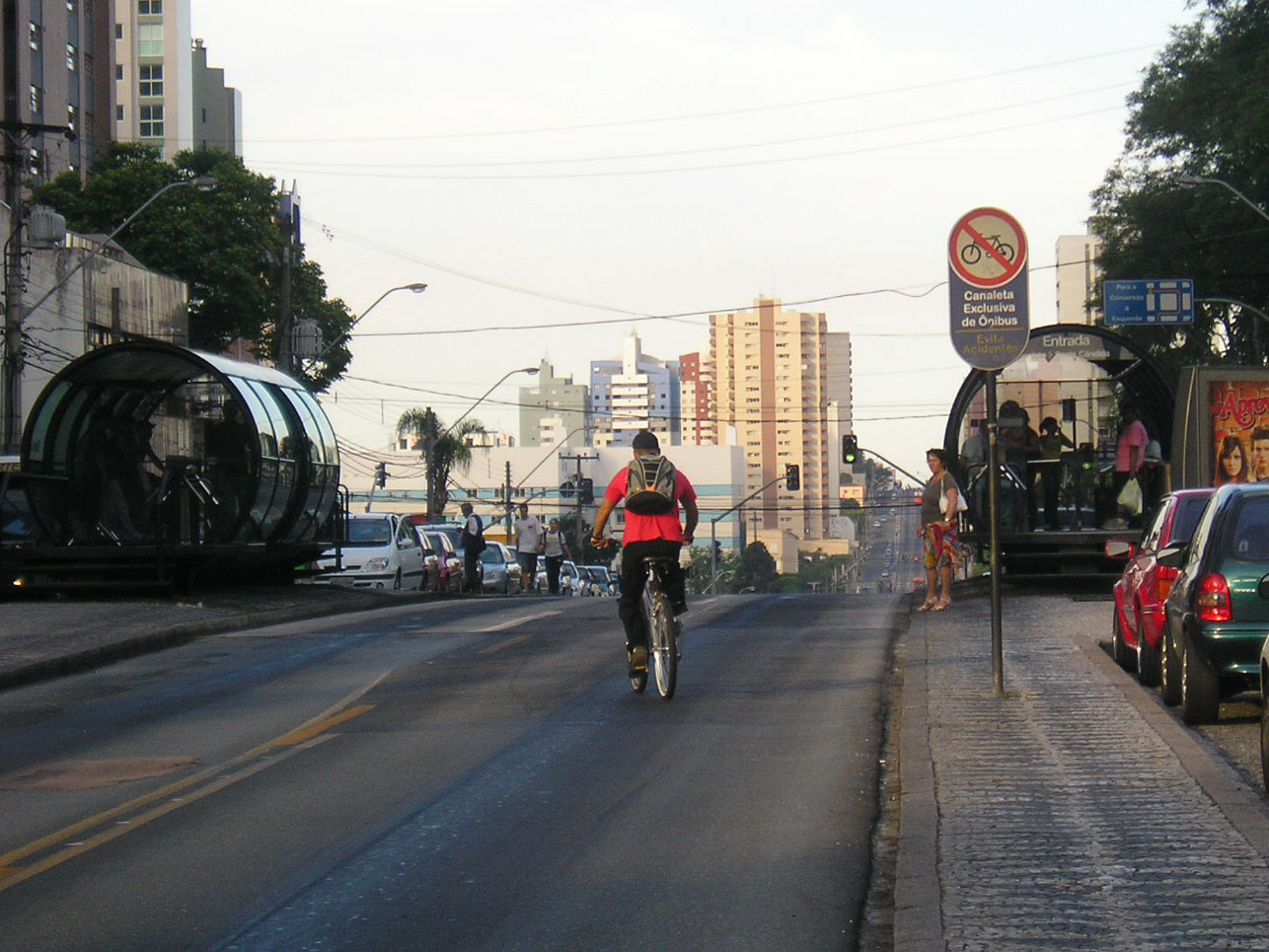 Fig. 31.27 A cyclist using the BRT corridor in Curitiba.