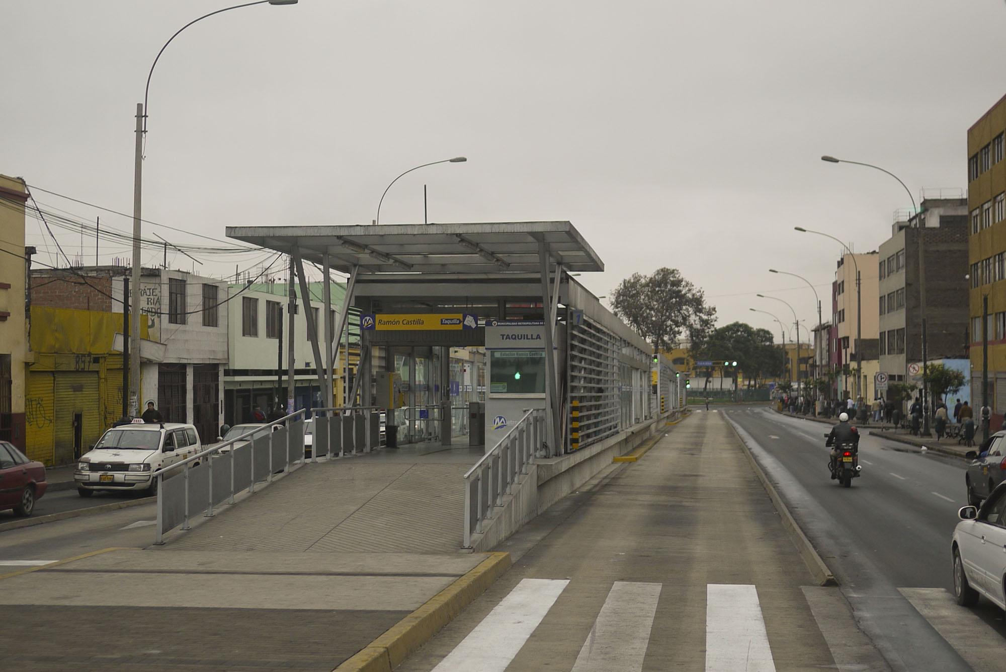 Fig. 22.20 One section of Lima, Peru’s BRT, with a single lane for mixed traffic in one direction, and two lanes in the other direction.