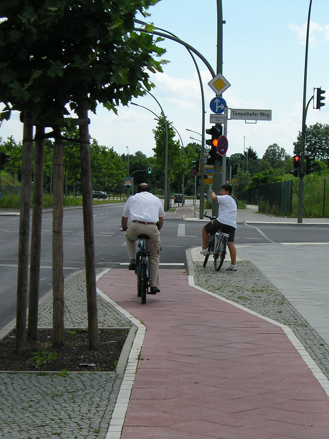 Fig. 31.20 A bike lane in Berlin curves to the edge of the roadway so that drivers and cyclists may interact more effectively at the intersection.