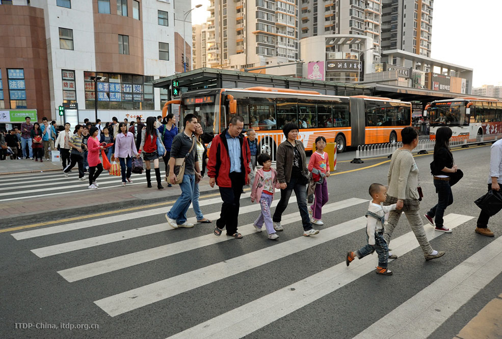 Fig. 23.29 Dropped curb line at BRT station access and refuge islands in Guangzhou, China.