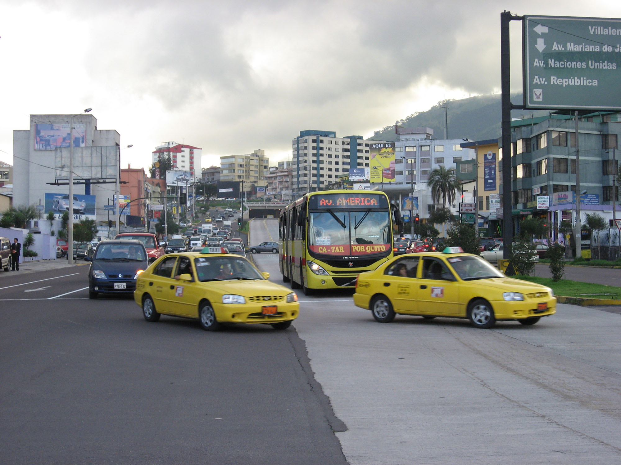 Fig. 24.35 Along Quito’s Central Norte corridor, vehicles in mixed traffic are given a phase to perform left turns. Image