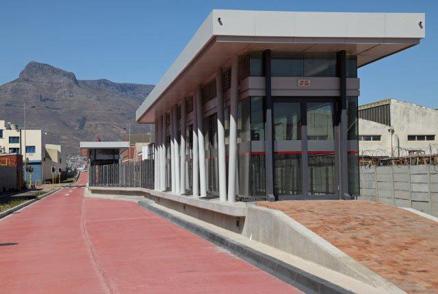 Fig. 22.56 An off-set station in Cape Town, South Africa. The platforms are arranged a distance apart to allow for a passing lane on each side at the station docking area.