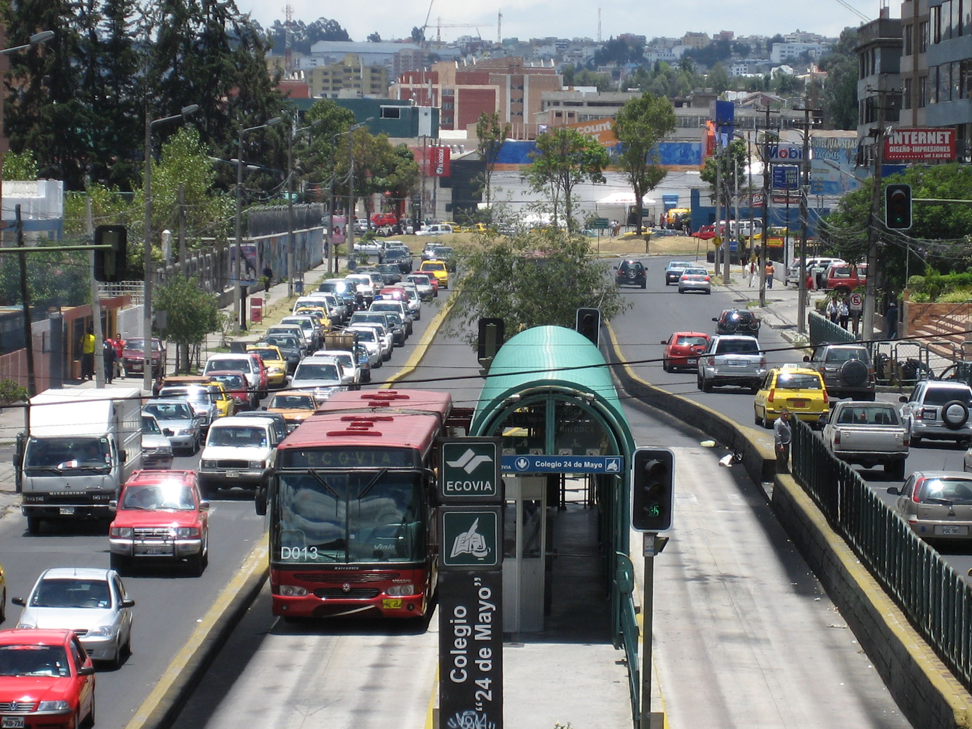 Fig. 7.12 The perception of a relatively empty busway next to heavily congested mixed-traffic lanes, as seen in this image of Quito.