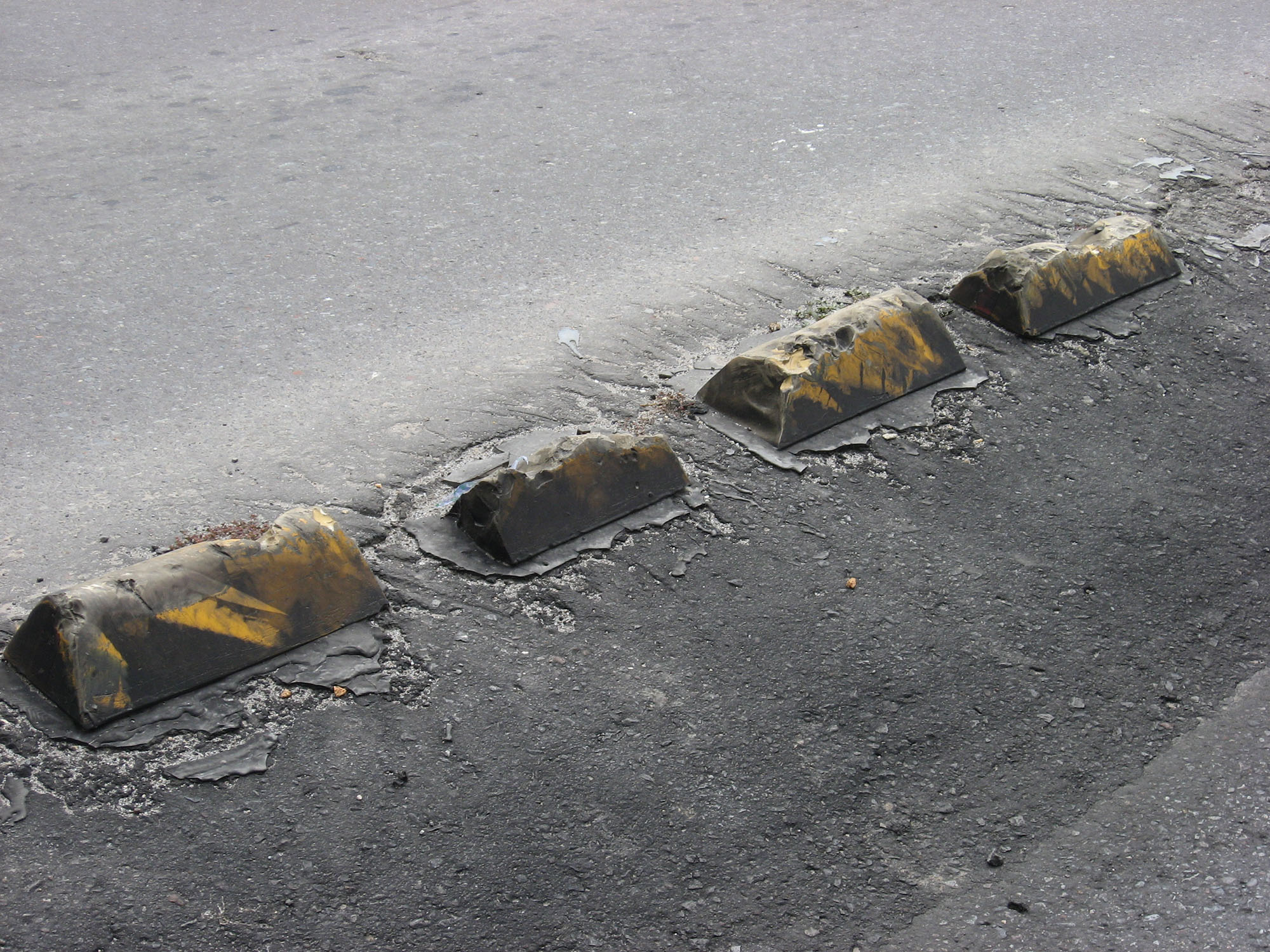 Fig. 23.21 In Quito, the separator blocks have been susceptible to damage and deterioration.