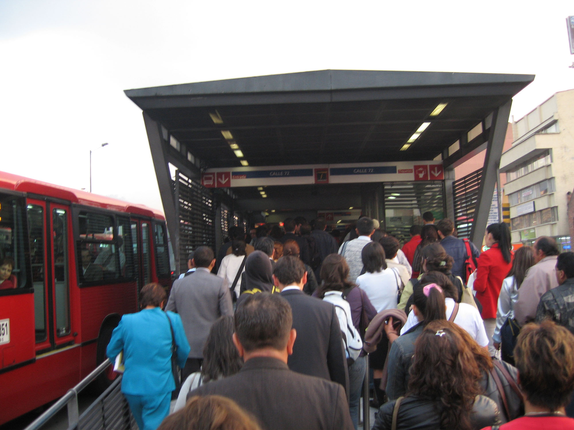 Fig. 7.1 Designing a system along corridors with demands exceeding 30,000 passengers per hour per direction, like the one in Bogotá is quite different from designing systems with less than 3,000 pphpd, like the one shown in figure 7.2