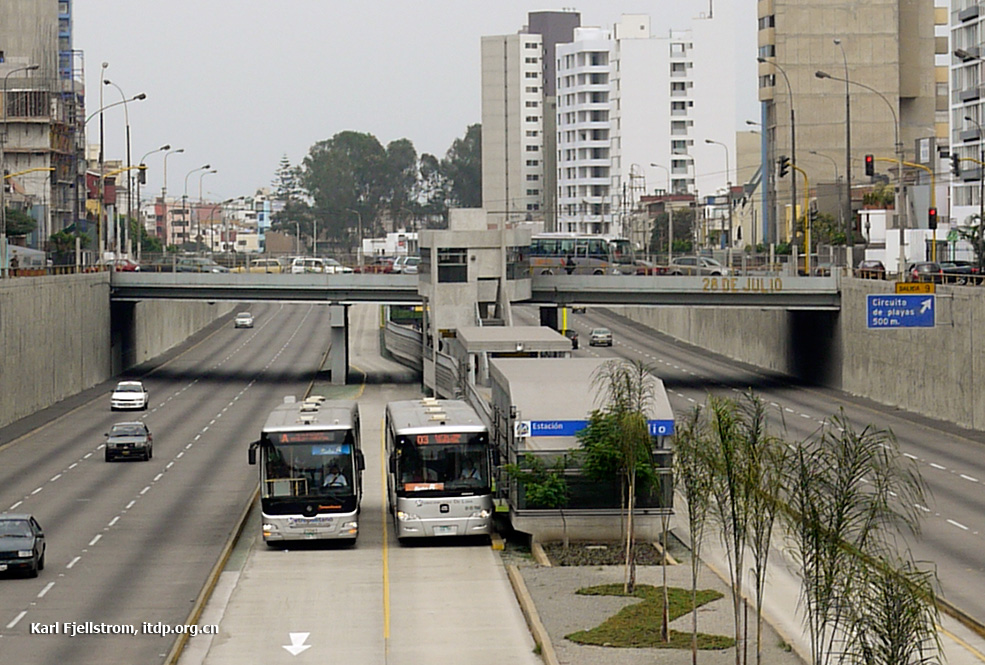 Fig. 25.43 Offset central platforms in Lima with passing lanes and sub-stops.