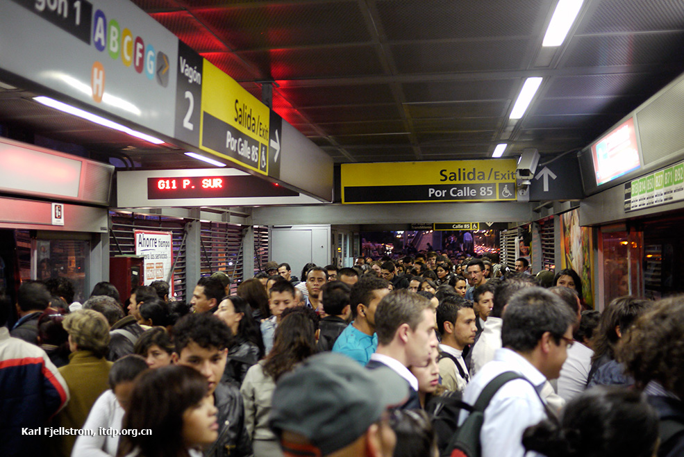 Fig. 25.12 Crowding in a Bogotá station impedes peak hour circulation and is exacerbated by the presence of just one docking bay at each sub-stop, in many stations.