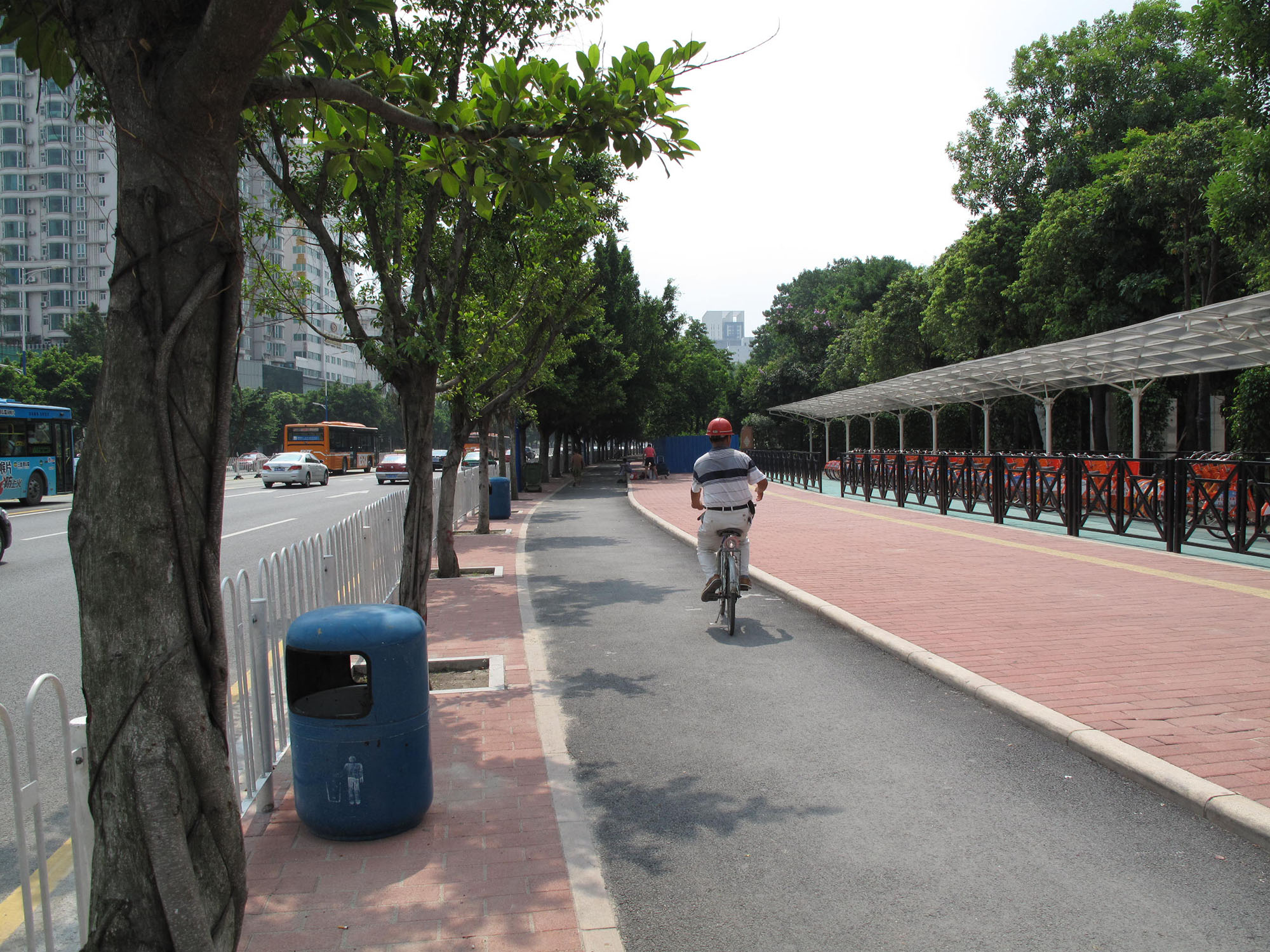 Fig. 31.41 Bike parking along a BRT and bike-lane corridor in Guangzhou, China.