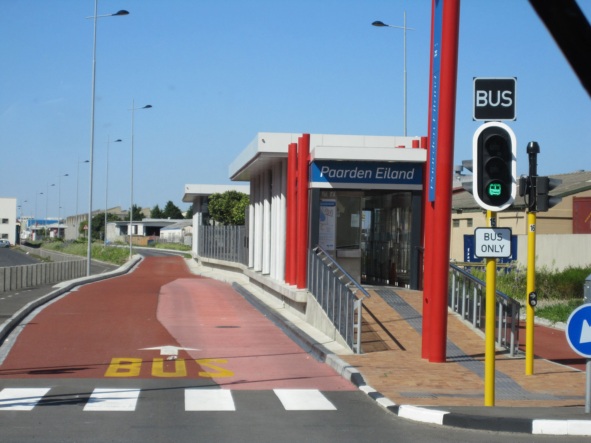 Fig. 23.17 Colorized concrete adjacent to epoxy-coated asphalt on Cape Town’s MyCITI system.