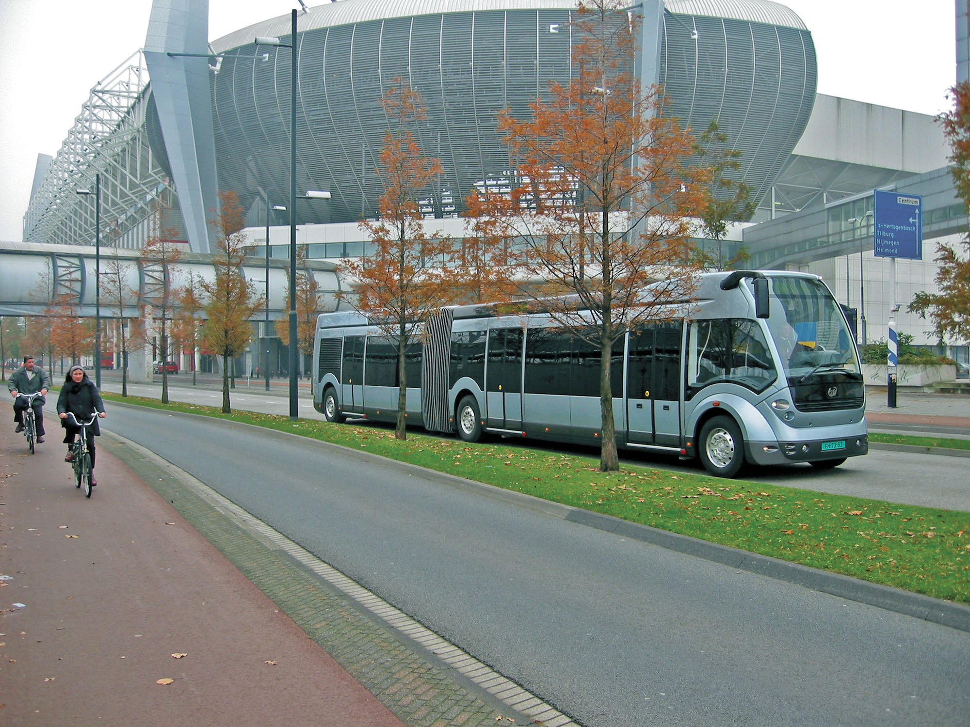 Fig. 31.9 A bike lane integrated with a BRT corridor in Eindhoven helps maximize the mobility options for residents.