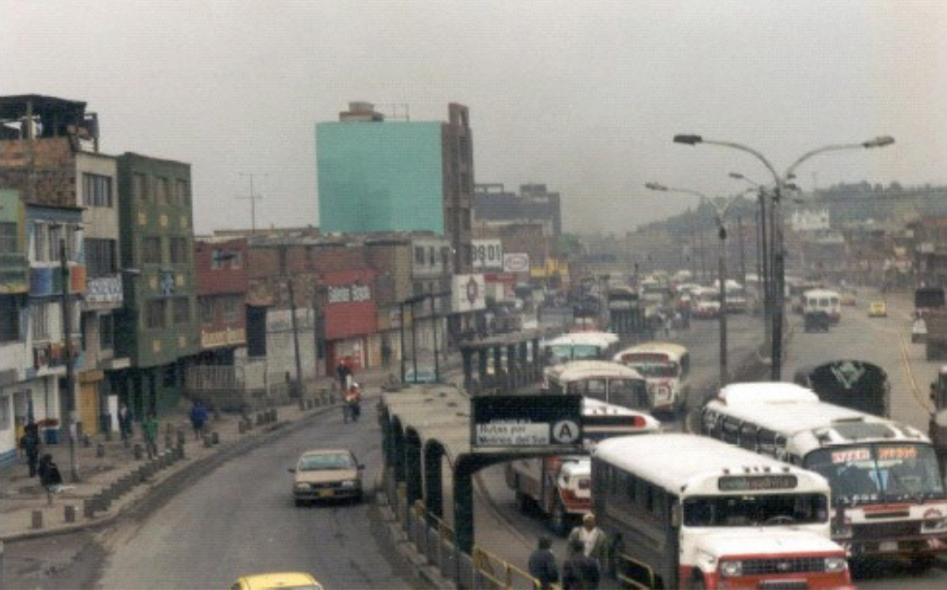 Fig. 6.29 Bogotá originally operated an open busway system. Individually owned, unreformed informal “collectivo” bus services with merely a route license, but no formal operating contract plied the corridor. The bus operators were largely unaccountable. Vehicles were polluting, poorly maintained, and of a variety of types that did not interface cleanly with BRT infrastructure. Frequencies were too high to avoid congestion.