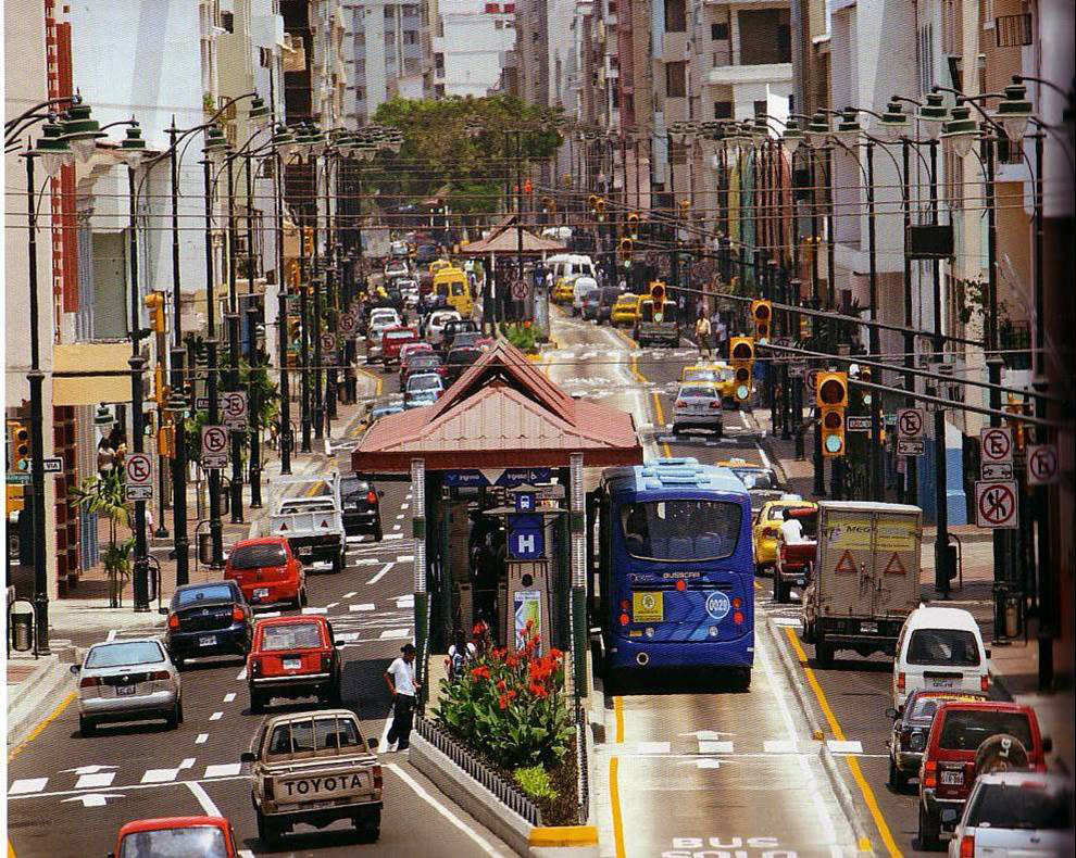 Fig. 22.41 Through the denser city center area, the Guayaquil Metrovía system utilizes a split-route configuration, with each direction of travel being provided on parallel streets.