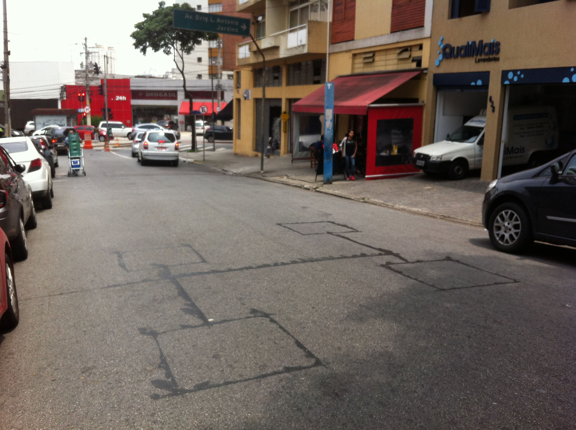 Fig. 24.10 To feed São Paulo’s central traffic control, vehicles’ metallic surfaces are detected when approaching an intersection.
