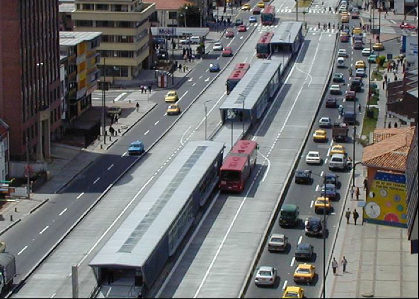 Fig. 7.15 The use of multiple sub-stops, in this case three in each direction, has been one of the principal reasons Bogotá is able to achieve very high customer capacities. Photo