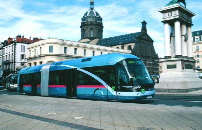 Fig. 2.19 Modern vehicles can give BRT systems a highly professional image. The vehicle in this photo is a Civis bus in Clermont-Ferrand, France, and not a light-rail vehicle.