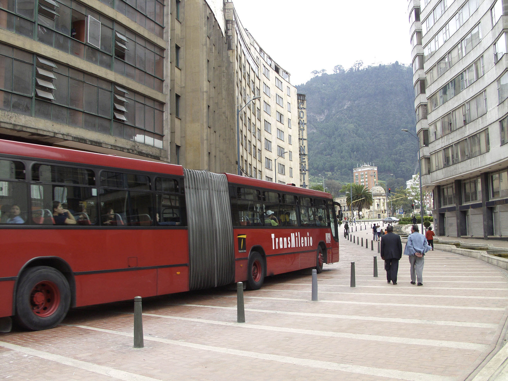 Fig. 23.25 Along Bogotá’s Alameda Jiménez, bollards separate the busway from the pedestrian walkway.