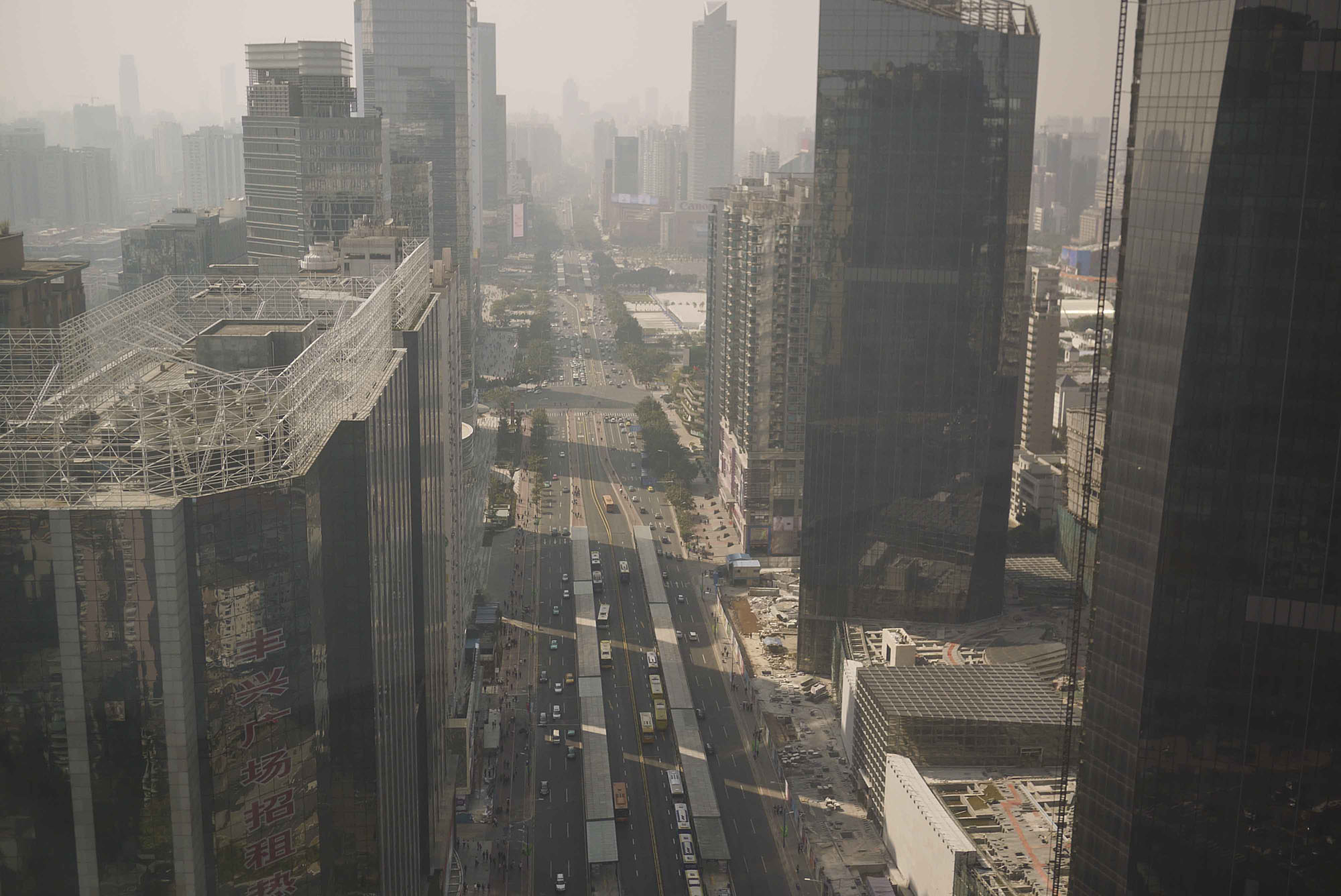 Fig. 2.21 BRT corridor in Guangzhou, China.