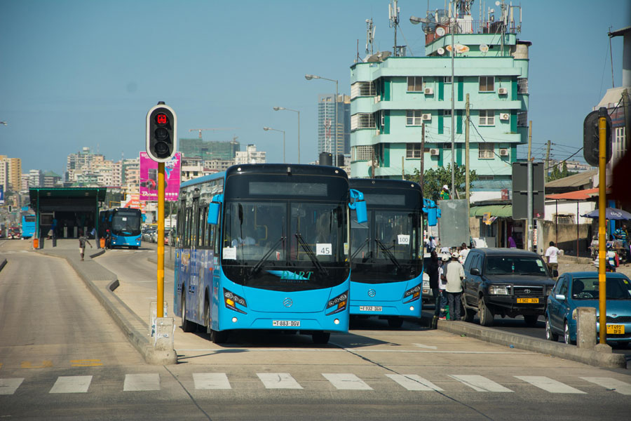 Fig. 7.17 In order to accommodate passing lanes at stations on the proposed Dar es Salaam system, the road infrastructure was widened.