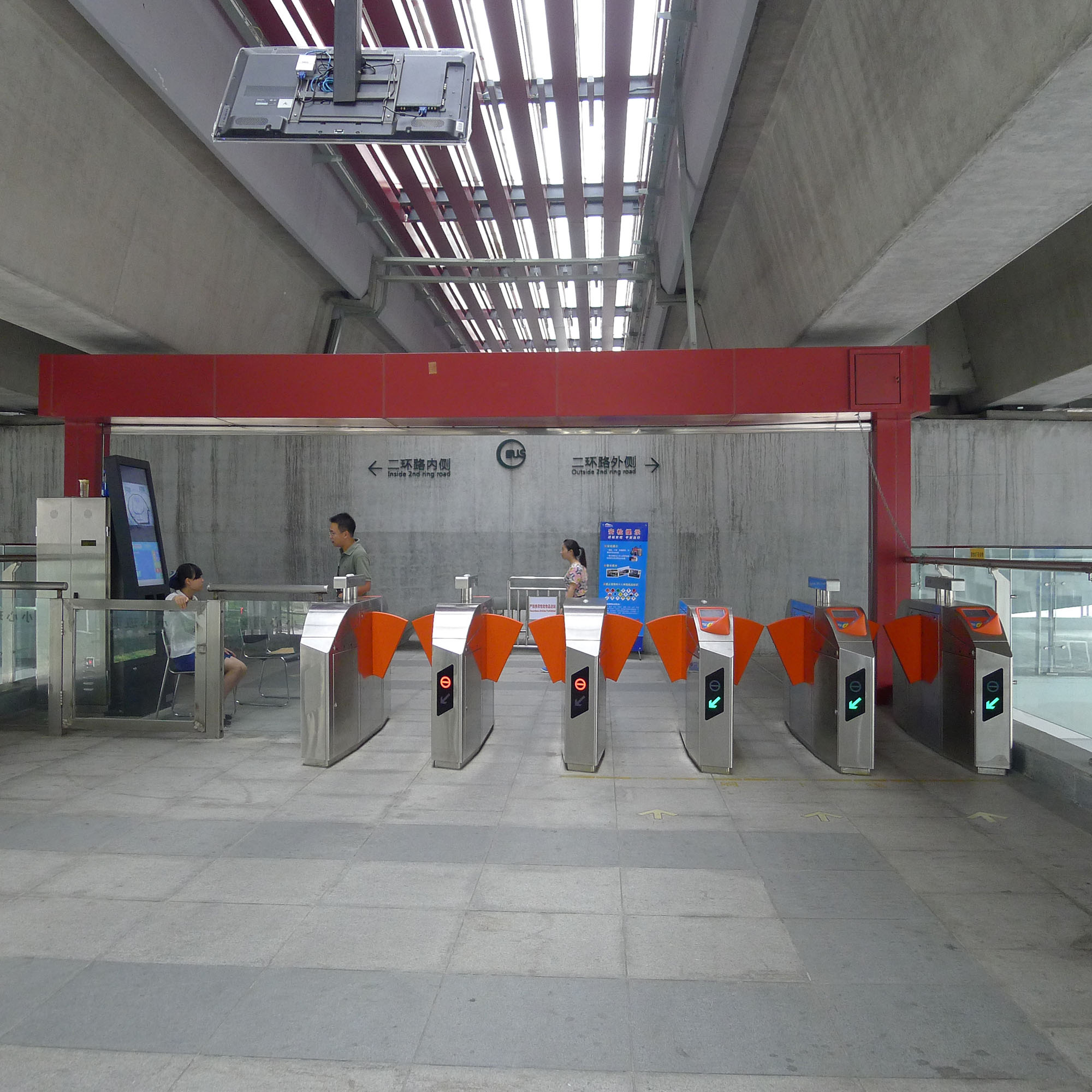 Fig. 18.5 The BRT system in Chengdu, China, utilizes wing gates to control access to the system.